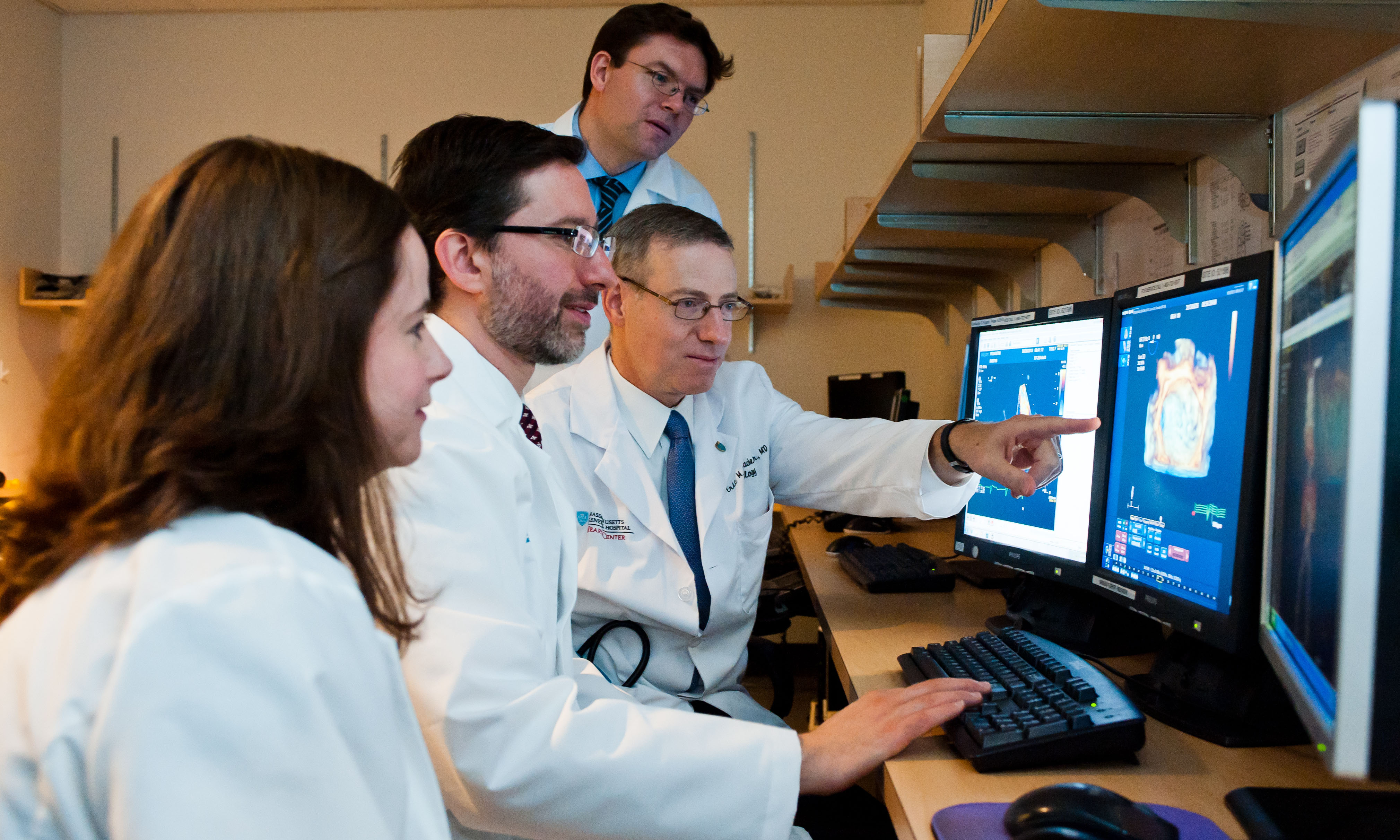Cardiologists look at images Cardiologists look at images